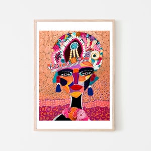 Pu&ograve; includere: Un dipinto astratto colorato di un viso di donna con un grande copricapo ornato. Lo sfondo &egrave; di colore pesca con un motivo di piccoli cerchi.
