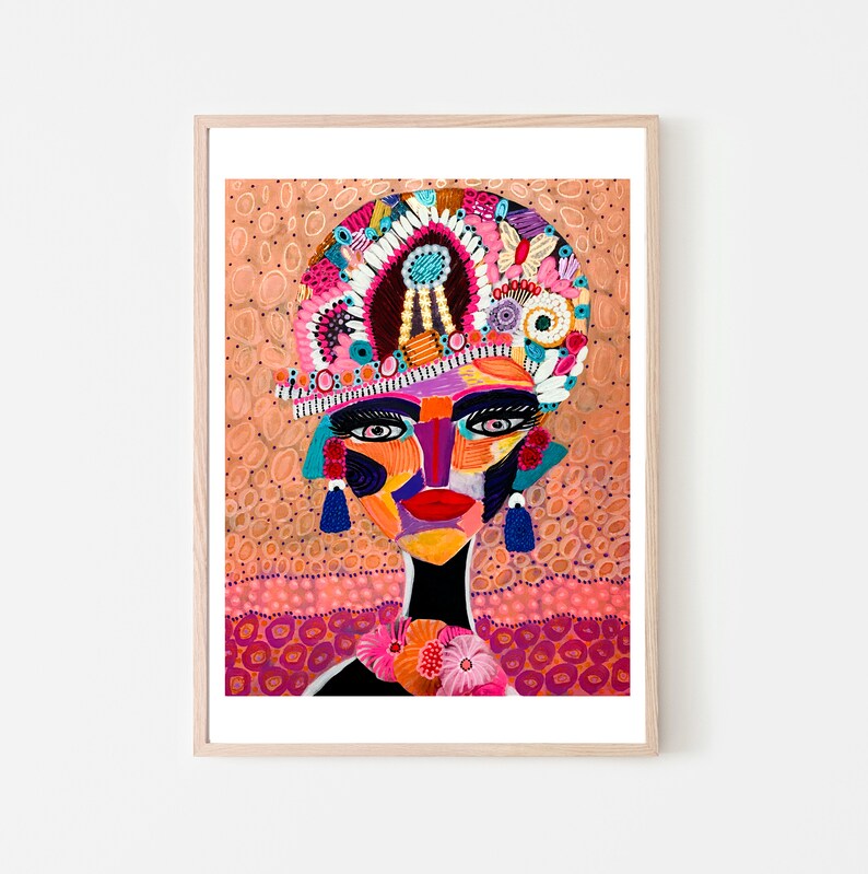 Pu&ograve; includere: Un dipinto astratto colorato di un viso di donna con un grande copricapo ornato. Lo sfondo &egrave; di colore pesca con un motivo di piccoli cerchi.