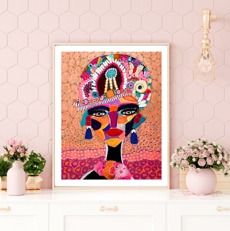 Pu&ograve; includere: Un ritratto astratto colorato di una persona con un grande copricapo ornato. Il copricapo &egrave; fatto di varie forme e colori, tra cui rosa, blu, verde e giallo. Il viso della persona &egrave; anche dipinto in una variet&agrave; di colori, tra cui rosso, arancione e viola.
