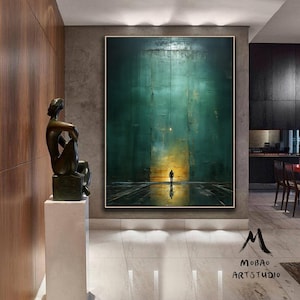 Op de afbeelding: Een groot rechthoekig schilderij met een diepe, getextureerde blauwgroene achtergrond, een centrale verticale lichtbron en het silhouet van een klein persoon aan de basis. Een bronskleurig beeld van een zittende figuur staat op een witte sokkel.