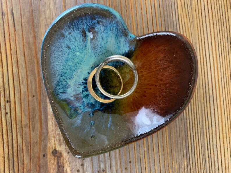 Free shipping Small ceramic heart shaped trinketringjewelry dish