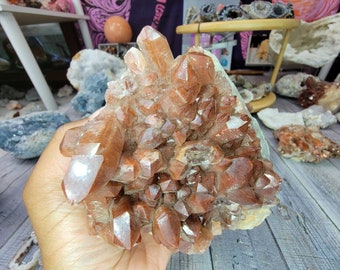 Grande grappe de cristaux de quartz rouge du Maroc