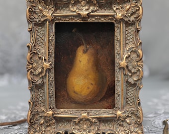 Pintura al óleo original de una pera amarilla, con marco dorado de estilo vintage.