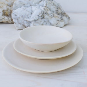 Piatti in ceramica fatti a mano / Set di piatti / Set di piatti da 3 / Stoviglie / Ceramica / Ceramica greca / Set di piatti e ciotole / Piatti in ceramica beige immagine 1