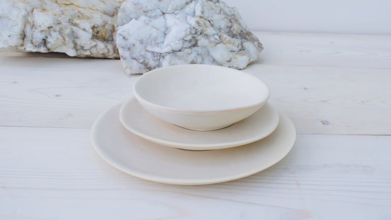 Piatti in ceramica fatti a mano / Set di piatti / Set di piatti da 3 / Stoviglie / Ceramica / Ceramica greca / Set di piatti e ciotole / Piatti in ceramica beige immagine 1