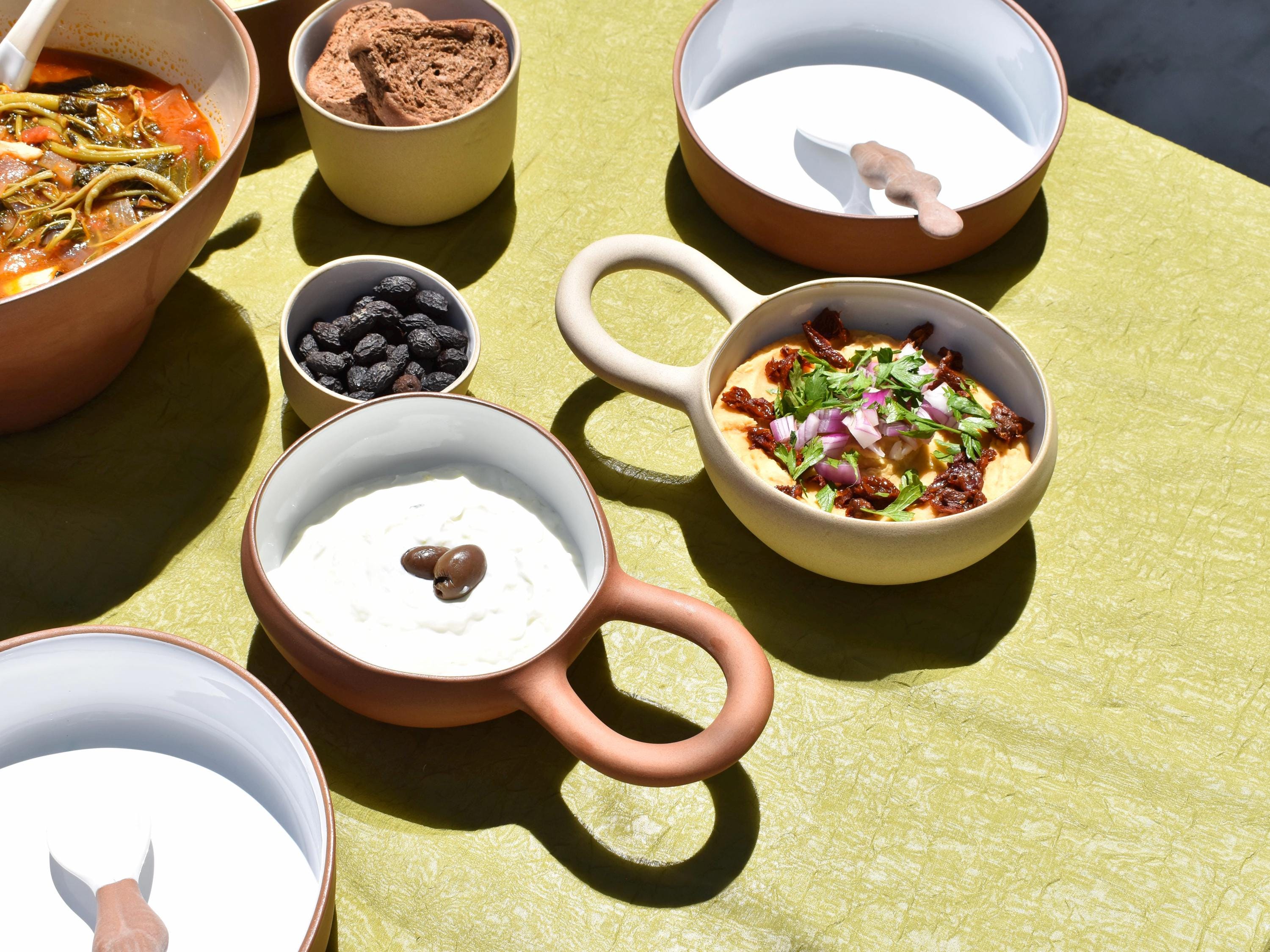 手作りの陶器製ストーンウェア食器セット：古代ギリシャ風のプレート