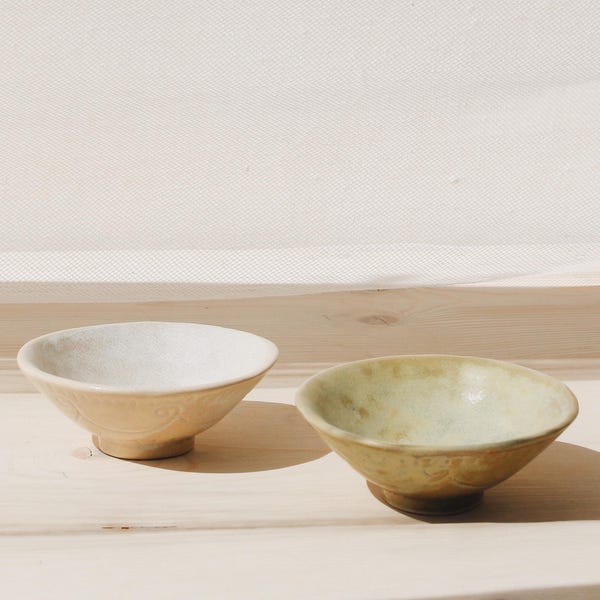 Set minischaaltjes handgemaakt keramisch aardewerk: op oud-Grieks geïnspireerd terracotta servies