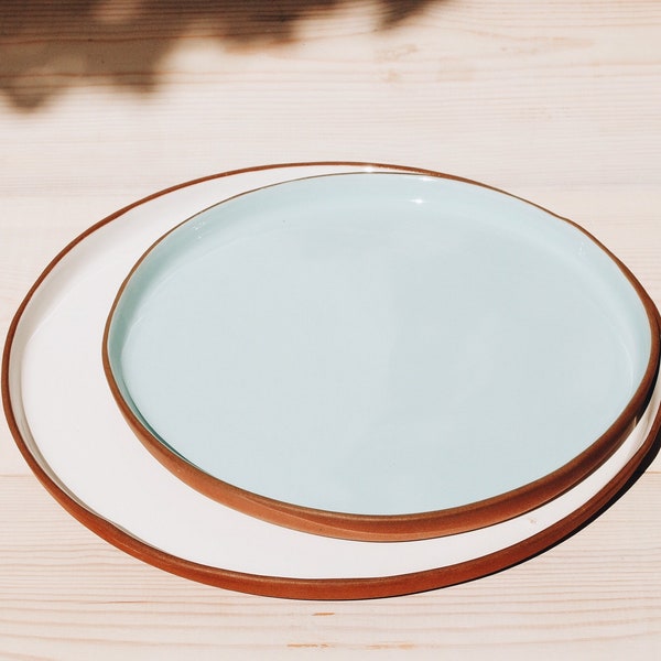 Handgemaakt bord van keramisch aardewerk, set van 2: op oud-Grieks geïnspireerd terracotta servies