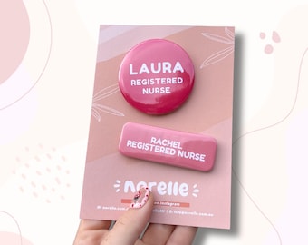 Puede incluir: Un conjunto de insignias rosas con los nombres "Laura" y "Rachel", seguidos de "Registered Nurse". El nombre de la marca "norelle" está impreso en la parte inferior de la tarjeta, con información de redes sociales.