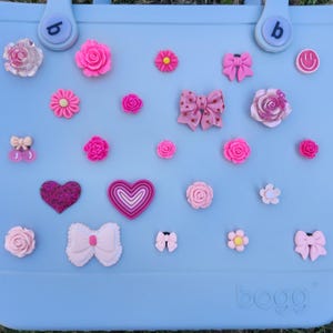 Bogg Bag Charm 65+ PINK CHARMS Right Here Girly Flowers Bears HK Smiley Pink Aesthetic Coquette Trendy Bows Bogg Beach Bag Pop In Bit