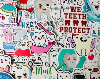 Könnte beinhalten: Eine Sammlung bunter Aufkleber mit Cartoon-Zähnen und verschiedenen Botschaften, darunter "We Teeth Protect", "Better Hygiene", "Mint to Be" und "Rust Me I'm a Denti", unter anderem. Die Aufkleber sind perfekt, um jeder Oberfläche eine lustige und skurrile Note zu verleihen.