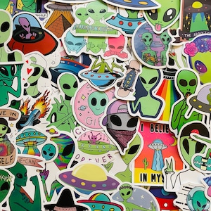 Pegatinas divertidas de vinilo de 25/50 extraterrestres, juego de calcomanías troqueladas, impermeables y reutilizables, geniales OVNI extraterrestre, nave espacial verde, decoración para funda de computadora portátil