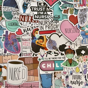 Op de afbeelding: Een verzameling kleurrijke stickers met verschillende ontwerpen met betrekking tot verpleging. Sommige stickers bevatten de woorden "Nurse", "Nursing", "Scrub Life" en "Chill Pills". Andere stickers bevatten harten, bloemen en medische symbolen.
