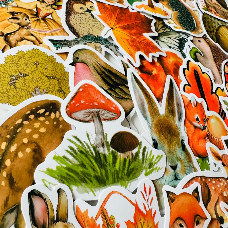 Op de afbeelding: Een set met kleurrijke stickers met verschillende natuur-ge&iuml;nspireerde ontwerpen, waaronder een hert, een vogel, een paddenstoel, een konijn, een eekhoorn en een blad. De stickers zijn perfect om een vleugje whimsy toe te voegen aan dagboeken, laptops, waterflessen en meer.