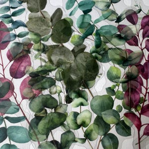 Könnte beinhalten: Aquarellmalerei von Eukalyptusblättern in Grün- und Burgundertönen vor weißem Hintergrund. Die Blätter sind geschichtet und erzeugen Tiefe und Textur. Das Kunstwerk hat ein botanisches Thema.