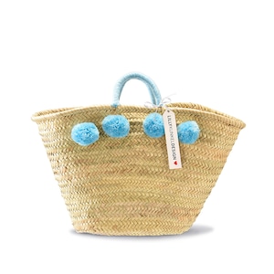 Korbtasche mit blauen Pompoms