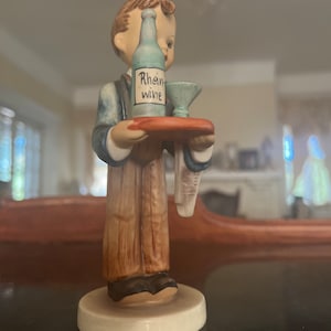 Goebel Hummel &quot;The Waiter&quot; Figurine 154/1