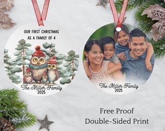 Puede incluir: Dos adornos navideños redondos con cintas rojas. Uno presenta una familia de búhos en una escena invernal con el texto "OUR FIRST CHRISTMAS AS A FAMILY OF 4" y "The Miller Family 2025". El otro muestra una foto familiar con "The Miller Family 2025".