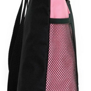 Op de afbeelding: Zwarte tote bag met een roze mesh-zak aan de zijkant. De tas heeft twee lange hengsels.