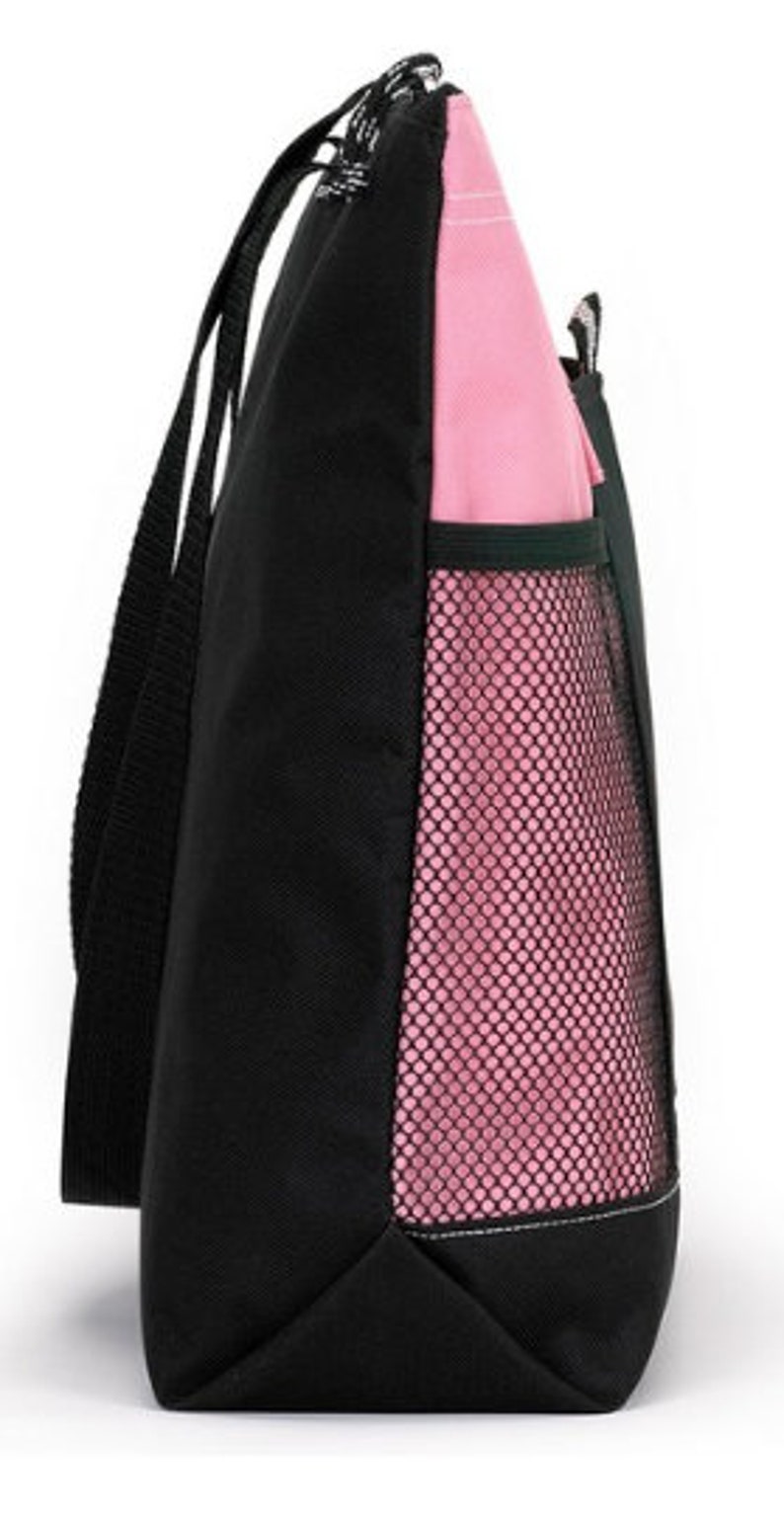 Op de afbeelding: Zwarte tote bag met een roze mesh-zak aan de zijkant. De tas heeft twee lange hengsels.