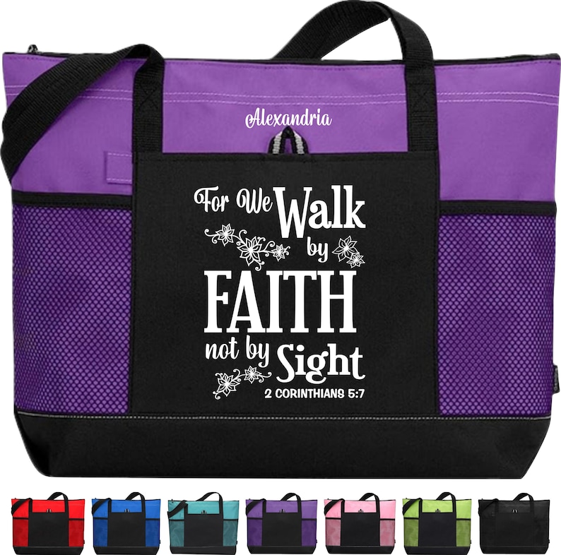 Op de afbeelding: Paarse tote bag met een zwarte rits en handvatten. De tas heeft een grote voorzak met de tekst "For We Walk by FAITH not by Sight 2 Corinthians 5:7".