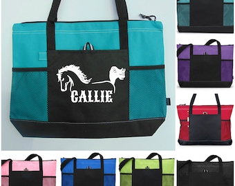 Peut inclure: Un ensemble de 10 sacs fourre-tout de différentes couleurs, dont turquoise, violet, rouge, rose, bleu, vert et noir. Chaque sac a une poche zippée noire sur le devant et une poche en filet sur le côté. Le sac turquoise a une silhouette de cheval blanche avec le nom "Callie" imprimé dessus.