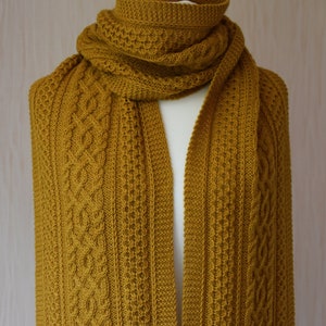 Damen handgestrickter extra langer Schal – senfgelber Schal – Aran-Schal – Zopfmuster-Schal – Unisex-Schal – Wollschal – warmer Schal