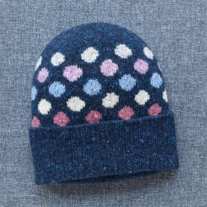 Handstickad Donegal Merino Tweed-mössa: Marinblå prickig vintermössa