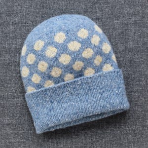 Handstickad Donegal Merino Tweed-mössa: Blå prickig vintermössa