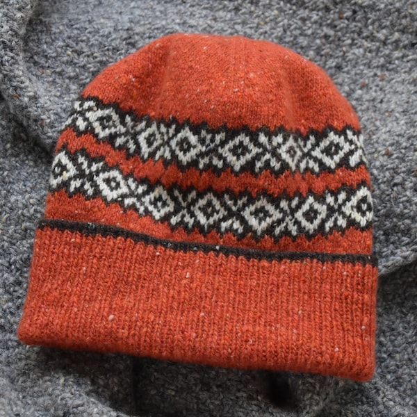 Bonnet tricoté main pour femme - Bonnet unisexe - Chapeau pour homme - Bonnet d'hiver - Bonnet - Bonnet en tweed mérinos doux Donegal - Chapeau jacquard multicolore - Bonnet orange