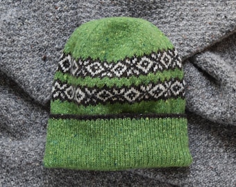 Cappello lavorato a mano da donna - Cappello unisex - Cappello da uomo - Cappello invernale - Beanie - Morbido cappello in tweed merino Donegal - Cappello Fair Isle multicolore - Cappello verde