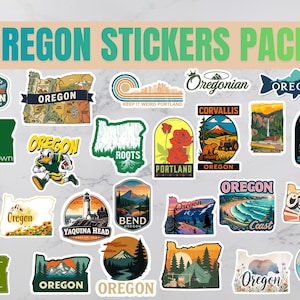 Può includere: Una collezione di adesivi a tema Oregon con vari design. Gli adesivi presentano testi come "Oregon", "Portland" e "Yaquina Head", insieme a immagini di paesaggi, punti di riferimento e un'anatra che gioca a football. Gli adesivi sono di varie forme e colori.