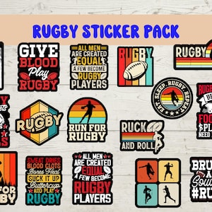 Op de afbeelding: Een stickerpakket met 12 verschillende ontwerpen met rugbythema's en tekst. De stickers zijn in vintage stijl met een verweerde look. Sommige van de teksten zijn "Give Blood Play Rugby", "Run for Rugby", "Rugby Player Because" en "Bruises Are Souvenirs #Rugby".