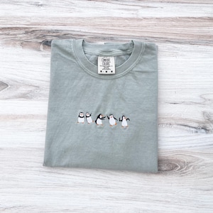 Camiseta bordada de pingüino con colores cómodos, camiseta de animales, camiseta bordada de pingüino, camiseta para amantes de los animales, camiseta linda de pingüino, camiseta bordada