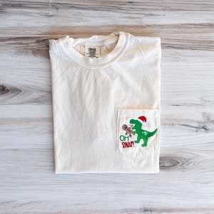 T-shirt couleurs confortables Oh Snap, chemise brodée de Noël avec poche, T-shirt de Noël, T-shirt en pain d'épice, chemise brodée, cadeau des Fêtes