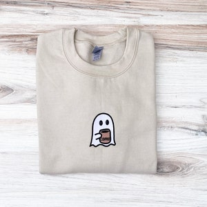 Sweatshirt koffiespook, geborduurde geest met koffie ronde hals, Halloween geborduurd sweatshirt, ronde hals herfst, sweater Spooky Season