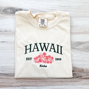 T-shirt couleurs confort Hawaï, chemise tropicale, T-shirt arc-en-ciel, T-shirt brodé Honolulu, chemise brodée, chemise Beach Bum, chemise de plage rétro