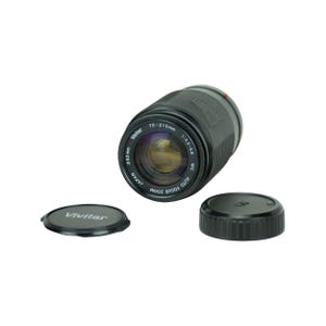 Puede incluir: Un objetivo zoom Vivitar negro de 70-210 mm con una rosca de filtro de 62 mm. El objetivo tiene una función de enfoque automático y está fabricado en Japón.