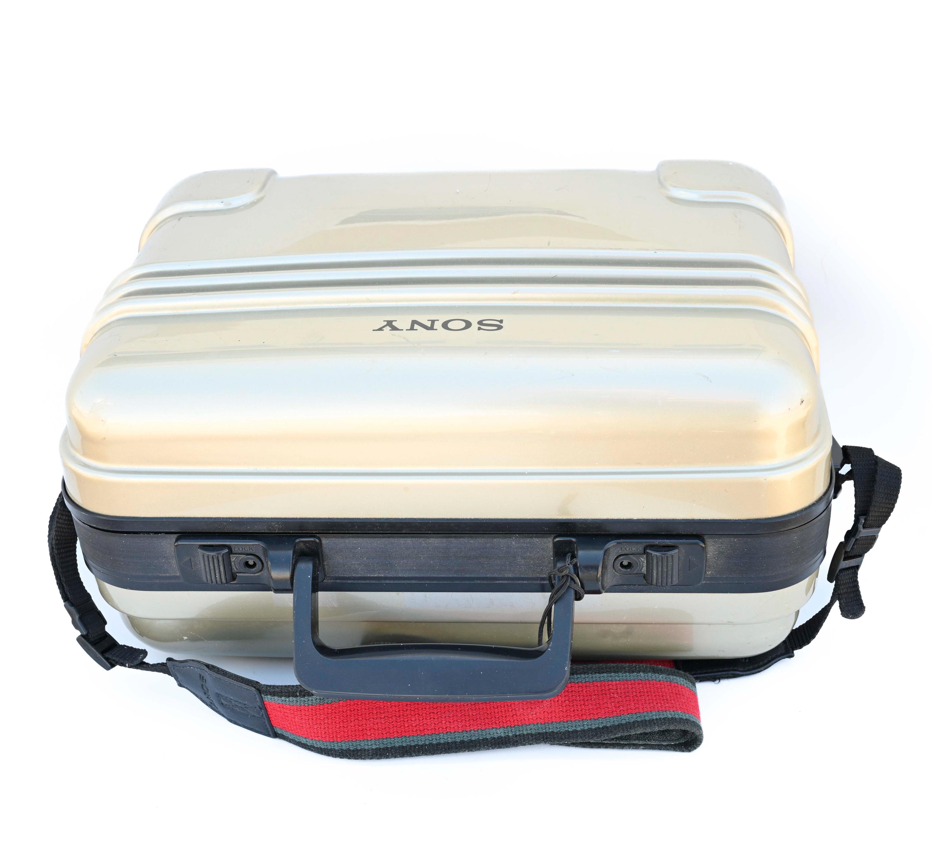 ヴィンテージ ソニー ビデオ8 カムコーダー用 ハードケース LC V814 ヴィンテージ ソニー ビデオ8 カムコーダー ハードケース LC V814 鍵