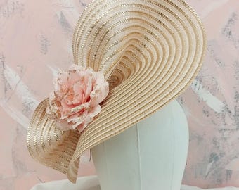 Gold Fascinator Hut gestreift Beige Glitter Rose Kopfschmuck für Renntag Kentucky Derby Royal Ascot Fascinator Hochzeiten & besondere Anlässe