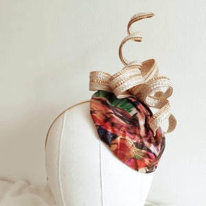 Veelkleurige tovenaar goud rood race dag tovenaar dames royal ascot hoed kleurrijke Kentucky derby hoed mode evenement high party tovenaar