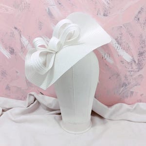 white Kentucky derby hat elegant race day hat simple design royal ascot fascinator mom of bride hat wedding guest hat tea party garden event
