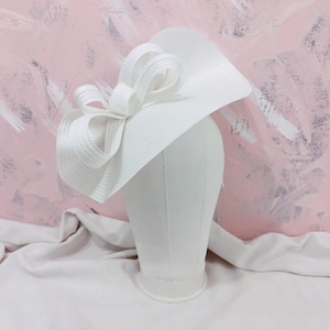 white Kentucky derby hat elegant race day hat simple design royal ascot fascinator mom of bride hat wedding guest hat tea party garden event