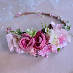 紫の花冠、紫のブライダルヘアクラウン、紫のウェディングクラウン、花のヘアリース、素朴な花冠、ピンクのウェディングクラウン、ベリーのハロー