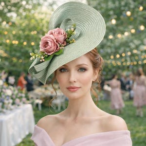 Peut inclure: Un chapeau vert clair à large bord avec un motif en spirale, orné de roses roses et de verdure. Le chapeau est porté à l'extérieur, suggérant une garden-party ou un événement spécial. L'esthétique générale est élégante et féminine.