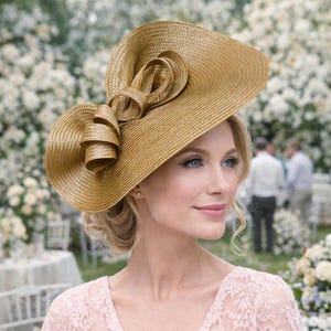 キャラメルケンタッキーダービーハットナチュラルカラーロイヤルアスコットファシネーターサンドトーンスペシャルイベントヘッドピースベージュウェディングゲストヘアピースガーデンパーティー