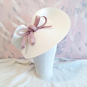 白とピンクの結婚式ゲスト用帽子、エレガントな競馬観戦用ファシネーター、ロイヤルアスコットリボン、ステートメント、女性用、特別なイベント用ヘッドピース、屋外ランチ用ヘアピース