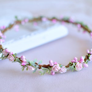 ピンクのバラの王冠、ブライダルヘアクラウン、ピンクの花冠、ピンクのバラの花輪、バラのウェディングヘアクラウン、ピンクのベリーの王冠、緑の王冠