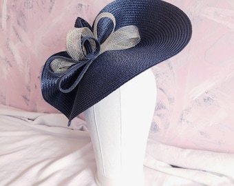Tocado Derby azul marino y dorado, sombrero Ascot real en dos tonos, gran tocado para día de carreras, para iglesia, para fiestas en el jardín, almuerzos y graduaciones.