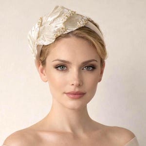 Crème gebroken witte hoofdband ivoor bruiloft gast fascinator speciale gelegenheden zendspoel parel en gouden statament fancy prom fluwelen zendspoel